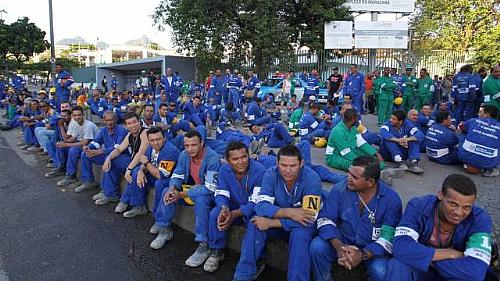 Os funcionários da obra do Maracanã, de braços cruzados