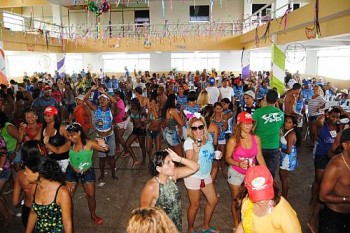 Música e concursos carnavalescos animaram baile