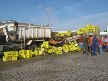 Carga de cerveja tombou na BR