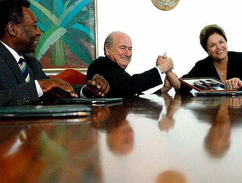 Sorridentes, Blatter e Dilma apertam as mãos durante o encontro no Palácio do Planalto