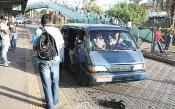 Passageiros embarcam em lotações na Estação Eldorado do Metrô, em Contagem (MG), na Grande Belo Horizonte, na manhã desta terça-feira