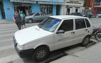 Veículo oficial do Estado passou mais de uma hora estacionado na faixa de pedestre