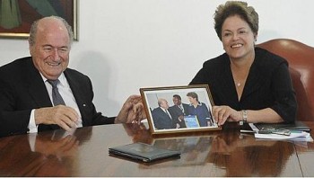 Joseph Blatter e Dilma Rousseff na última sexta: presidente quer que compromissos assumidos com a Fifa sejam seguidos pelos parlamentares