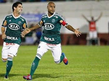 Com um gol e uma assistência de Marcos Assunção, o Palmeiras bateu o Coruripe-AL por 3 a 0, em Jundiaí, e se classificou para a segunda fase da Copa do Brasil