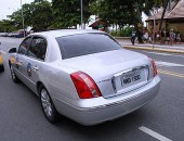 Carro com logomarca da Globo é abandonado na orla de Maceió