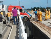 O condutor de uma ambulância Cidadã de Junqueiro perdeu o controle do veículo e colidiu com a mureta da Ponte Divaldo Suruagy