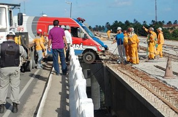 O condutor de uma ambulância Cidadã de Junqueiro perdeu o controle do veículo e colidiu com a mureta da Ponte Divaldo Suruagy