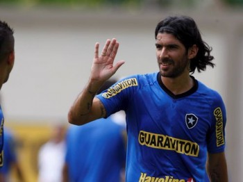 Loco Abreu sorri no treino: atacante completa 98 jogos com a camisa alvinegra