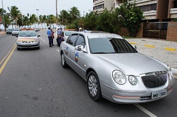 Carro com logomarca da Globo é abandonado na orla de Maceió