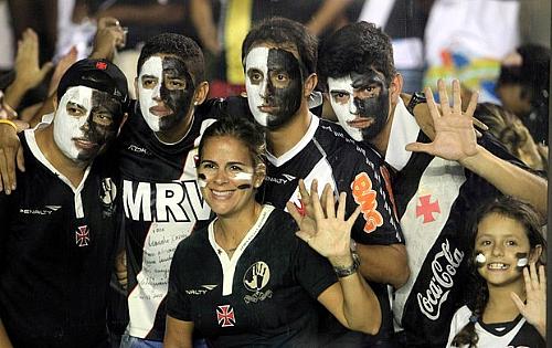 Vascaínos pintam o rosto de preto e branco e usam camisa lançada no ano passado, em homenagem à briga do clube contra o racismo