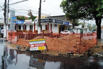 O fluxo de veículos passa nesta segunda a ocorrer apenas em meia pista na Av. Deputado José Lajes