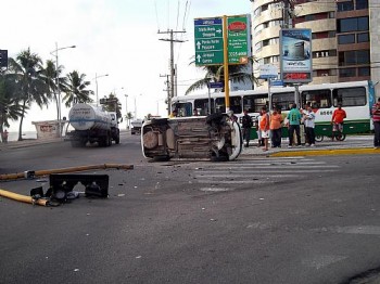 Semáforo com defeito causa transtorno a motoristas na Jatiúca