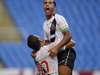 Felipe fez dois gols e foi protagonista da vitória do Vasco no clássico