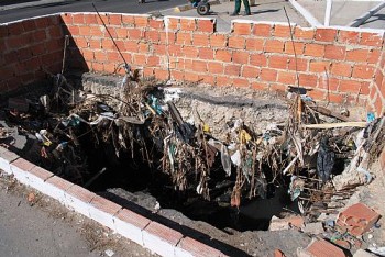 Cratera em corredor de transporte complica trânsito e afeta moradores