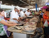 Venda de pescado movimenta consumidores