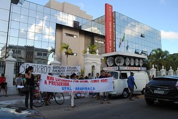 Estudantes UFAL fazem protesto em frente ao Palácio