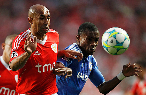 Luisão disputa bola com Kalou no jogo de ida com o Chelsea