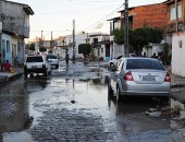 Rompimento afeta abastecimento e provoca alagamento em Pajuçara