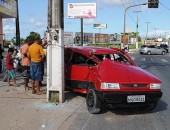 Uno colidiu com poste na entrada do Conjunto Graciliano Ramos