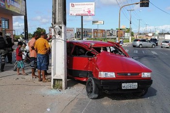 Uno colidiu com poste na entrada do Conjunto Graciliano Ramos