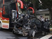 Carro ficou destruído após colisão com ônibus