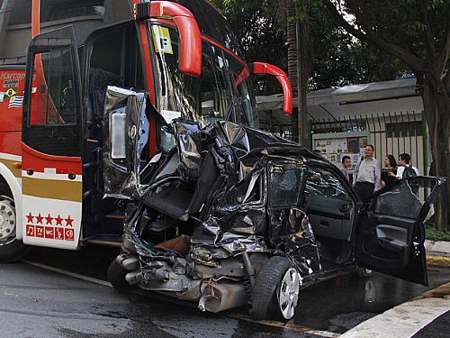 Carro ficou destruído após colisão com ônibus