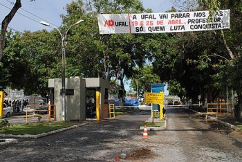 Campus A.C.Simões completamente vazio com suspensão das aulas