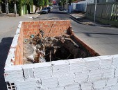 Cratera em corredor de transporte complica trânsito e afeta moradores