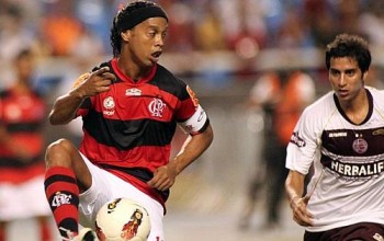 Ronaldinho domina a bola diante de um rival na vitória do Fla sobre o Lanús