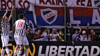 Velázquez e Cáceres (18), autores dos gols do Libertad, comemoram o primeiro deles