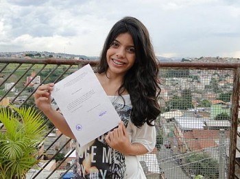 Lorena Aguiar Ribeiro, de 13 anos, exibe certificado de aprovação no vestibular