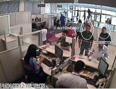 Imagens de Marcos Gomes (corretor) e Cássio Felipe (autônomo) no banco, no momento do depósito