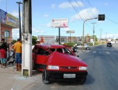 Uno colidiu com poste na entrada do Conjunto Graciliano Ramos