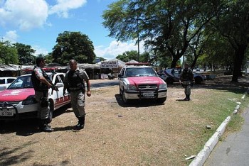 Moradores reagem à ação para prender acusados de assassinato