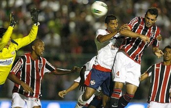 Rhodolfo cabeceia para abrir o marcador para o São Paulo