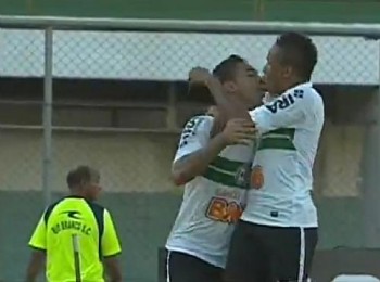 Jogadores do Coritiba dão selinho, acidentalmente, enquanto comemoravam o gol