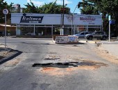 Cratera em corredor de transporte complica trânsito e afeta moradores