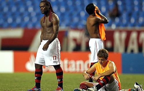 Vagner Love, Thomás (sentado) e Luiz Antonio desolados com a eliminação na Libertadores