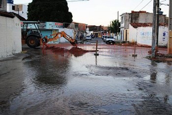 Rompimento afeta abastecimento e provoca alagamento em Pajuçara