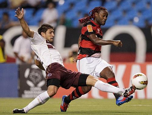 Vagner Love tenta levar o Flamengo ao ataque diante do Lanús, no Engenhão