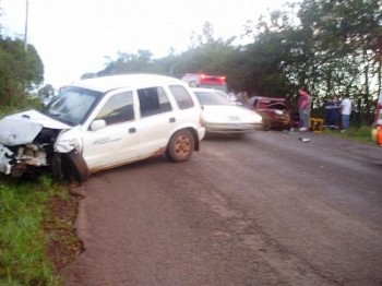 Parte da frente do Kia ficou totalmente destruída depois do acidente