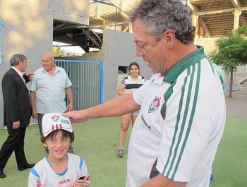 Abel dá seu boné ao pequeno Bruno, filho de um superintendente do Arsenal: técnico quer a vitória para decidir sempre em casa no mata-mata