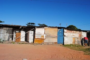 Barracos estão sendo montados em um terreno, onde antes era um lixão