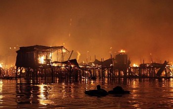 Fogo tomou conta de casas sobre palafitas na Baía de Manila