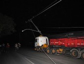 Condutor derruba poste, provoca engavetamento e deixa bairro sem eletricidade