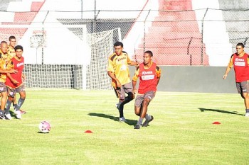 Daniel (colete) está entre os titulares para enfrentar o Bragantino