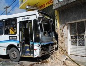 Acidente envolvendo ônibus causa destruição no Prado