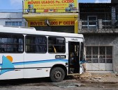 Acidente envolvendo ônibus causa destruição no Prado