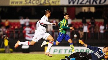 Luis Fabiano abre o placar contra o Goiás do goleiro Harlei