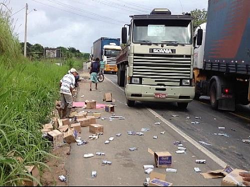 Carreta com produtos de higiene tem carga saqueada na BR-101, no ES